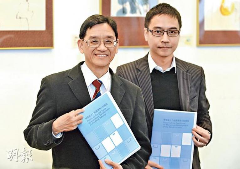 由中大行政人員工商管理碩士課程主任陳志輝（左）出任主席的「零售業人力發展專責小組」昨發表報告，預料至2018年，零售業人力需求平均每年最多增長2.8%。右為小組秘書余健強。（余俊亮攝）