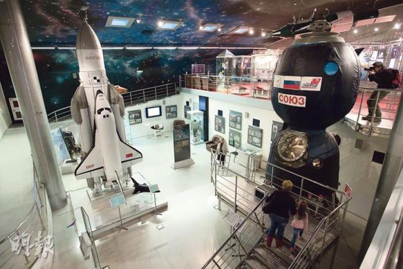 莫斯科的太空博物館展出多件重型機械，圖文並茂解釋太空站的運作，是小朋友的熱門景點。（鄧宗弘攝）穿梭機衝上雲霄，太空博物館的建築造形，說明了一切。（鄧宗弘攝）成功返回地球的太空犬Strelka，百年歸老後被製成標本，再為太空館「工作」。（鄧宗弘攝）All Russian Exhibition Centre裏，其中一個重要地標是中央噴水池，設有15個鍍金女雕像，穿著民族服，代表前蘇聯15個加盟共和國。（鄧宗弘攝）中央館（Central Pavilion）外觀有着顯而易見的蘇聯建築美學，壯觀、冰冷，「