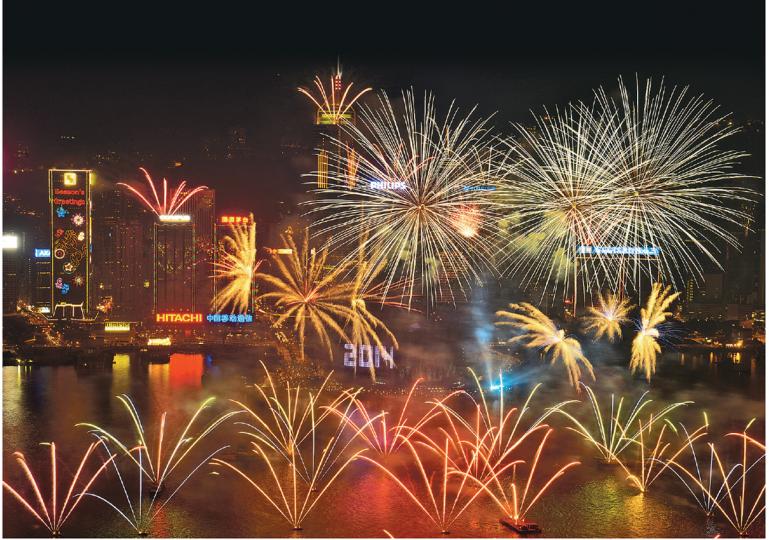 走過了風雨飄搖的2013年，香港在燦爛的煙花下迎接2014年，港大民調昨日發放回顧及前瞻的調查結果顯示，兩成受訪巿民期望政府首要處理政制問題。（黃志東攝）踏入元旦零時零分，銅鑼灣時代廣場的人群即大放花炮歡呼，大銀幕打出祝賀2014新年字句，「I LOVE HK」3D字樣亦即時展現在LED柱。 （余俊亮攝）