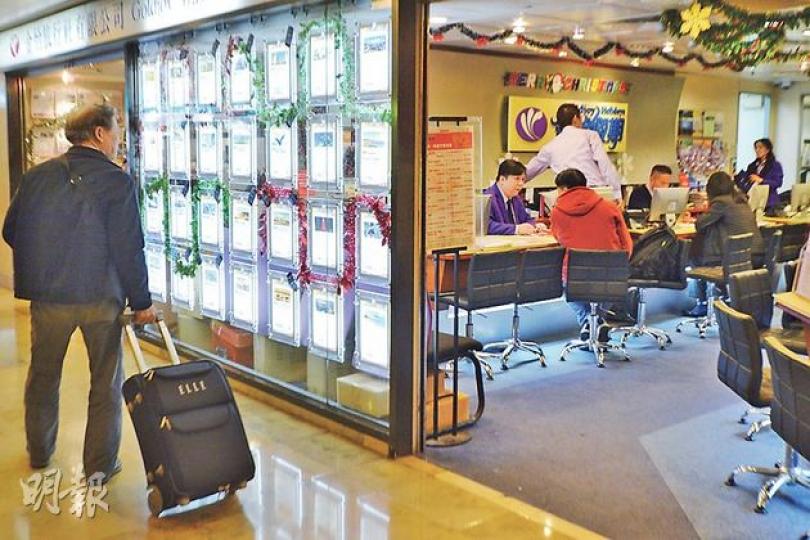 2013年港人外遊花費保守估計約157億元，多間旅社均指去年生意理想，會以加薪及派花紅獎勵員工。（葉家豪攝）（明報製圖）（明報製圖）
