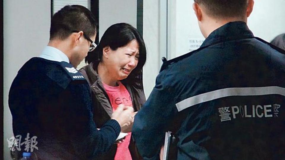 搭棚工人於除夕日開工時墮樓死亡，其家人接報趕至醫院驚聞噩耗，傷心痛哭。(林智傑攝)