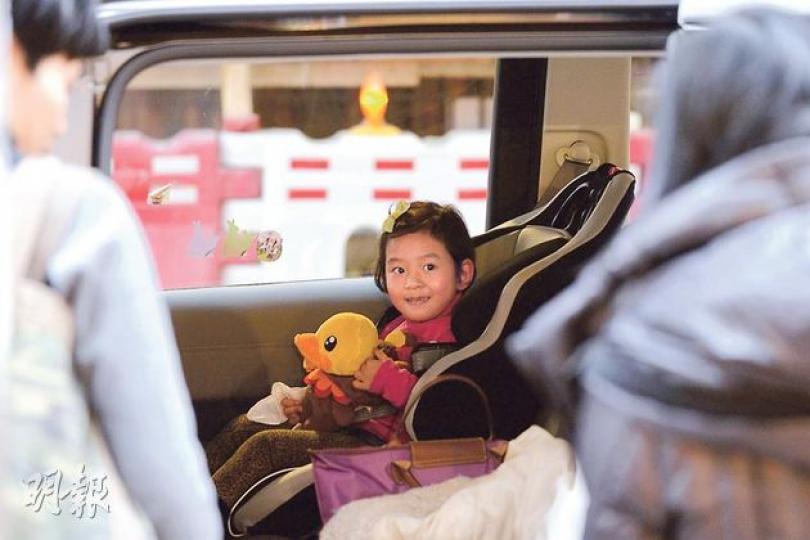 政府擬強制規定兒童乘坐私家車須使用安全帶裝置，按不同年齡或高度訂出4方案，本月將交道路安全研究委員會討論。（葉家豪攝）（明報製圖）