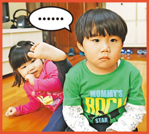 兄妹間即使出現爭執，也不代表他們相處不來。只要妥善處理兄妹間的衝突，按其不同的性格作回應，他們也可相處融洽。（林俊源攝）嵐嵐經常搶哥哥正在玩的玩具，令哥哥大哭。（林俊源攝）