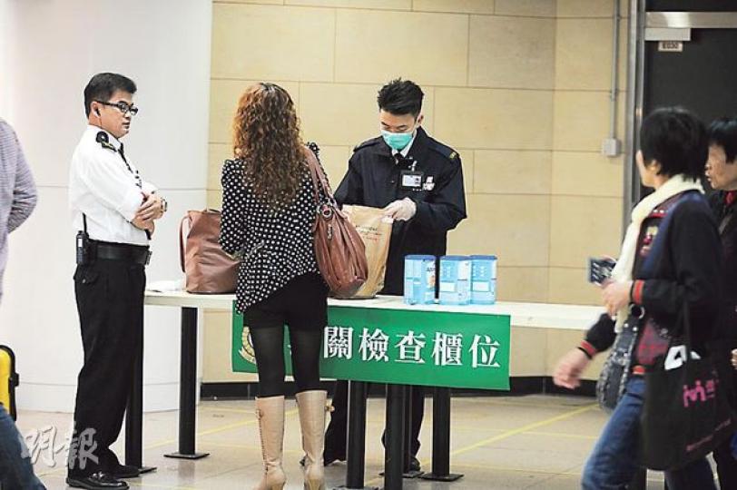 海關大舉打擊水貨活動期間，本報記者昨午目擊一名中年女子攜帶超過7罐奶粉企圖在羅湖闖關，被關員當場截獲拘捕。（衛永康攝）海關連續兩日打擊奶粉走私，共拘捕64名水貨客，全被押往打鼓嶺警署扣查。（衛永康攝）（明報製圖）