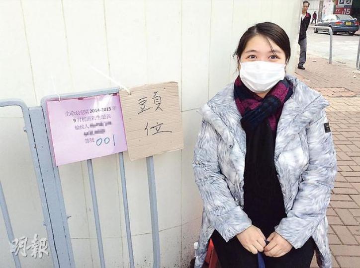 何太元旦日已前往信義會生命幼稚園排隊，成功「排頭位」，她又自製號碼牌，列出孩子姓名與電話，避免被人打尖。（湯俊彥攝）近千名家長昨在元朗信義會生命幼稚園門外排隊，圍繞校園一周，佔據整段行人路。（湯俊彥攝）