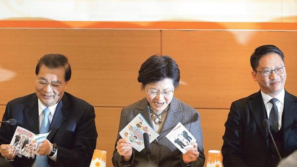 政務司長林鄭月娥（中）、律政司長袁國強（右）和民建聯主席譚耀宗（左），昨日一同參加民建聯政制諮詢座談會。譚耀宗會後透露，民建聯會由本月中至4月初，在地區舉辦多場《基本法》座談會，增加公眾對《基本法》和相關人大決定認識。基本法委員會副主任梁愛詩、委員譚惠珠亦會落區任座談會嘉賓，頭炮於九龍城區舉行。（葉家豪攝）