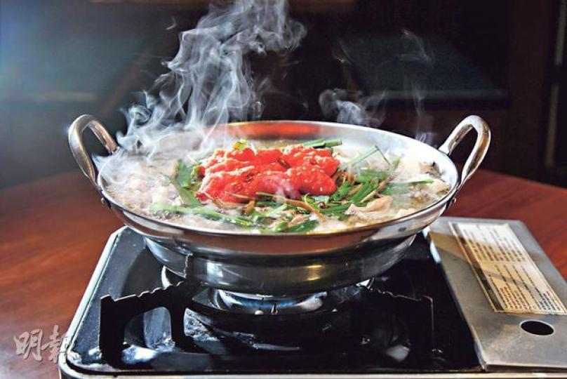 博多明太子牛腸鍋——餐廳主打九州料理，當然有供應這道九州傳統鍋物。採用油香豐盛的澳洲和牛腸，配以明太子、時蔬與鹽味湯底，脂香、鹹香甚吸引。（$198，C）（林俊源攝）寒鰤魚豆乳骨膠原鍋——餐廳自製骨膠原球，以雞骨熬煮十多小時，冷卻凝固成啫喱狀骨膠原球。將之加入火鍋，待其溶於湯底，據指有美容之效。（*$198，C）（林俊源攝）博多雲糖鍋配鹿兒島產黑豚肉——雲糖鍋名字漂亮，賣相亦相當別致。餐廳月前推出，並特別設置棉花糖機，打出一圈圈「新鮮」棉花糖，將之鋪在配料上，把鍋加熱，「雲糖」的甜香與肉香交融。