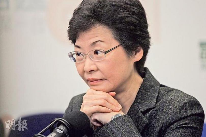 政務司長林鄭月娥昨在商台《政經星期六》表示，自去年公布貧窮線後，政府正努力研究措施，以協助本港的低收入人士，相信短期內會公布。（李紹昌攝）