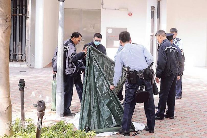 死者丈夫（左二）趕到現場見妻子最後一面。（湯俊彥攝）