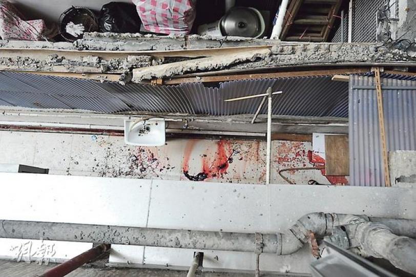 一名受學業及感情問題困擾的13歲女童在寓所留下遺書後攀窗墮樓死亡，現場大廈天井遺下大灘血漬。（樊銳昌攝）問題困擾跳樓自殺的13歲女童屍體由醫護人員舁送停屍間。（鍾炳然攝）（明報製圖）