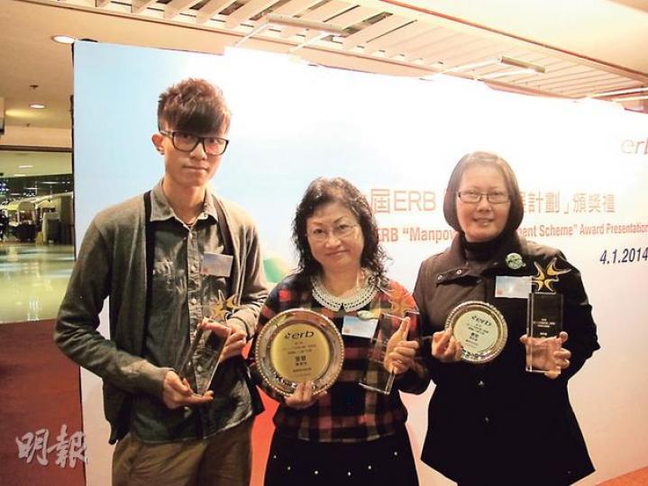 陳潤萍（中）在丈夫死後獨力償還債務，獲僱員再培訓局頒發「EDB傑出學員獎」和「最觸動人心奮鬥故事獎」。獲得「EDB傑出學員獎」的還有努力抗癌的單親媽媽馮經蓮（右）和克服讀寫障礙努力進修的鍾沚良（左）。（周翠怡攝）