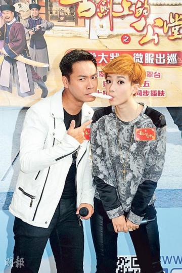郭晉安與王君馨玩遊戲為劇集谷宣傳。（攝影/記者﹕陳釗）鄭俊弘人氣爆燈，昨日現身尖沙嘴宣傳劇集，現場有不少粉絲舉牌支持。（攝影/記者﹕陳釗）