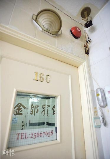 本報昨重返金都賓館，門外設有閉路電視，大門旁的指示牌印上「金都旅遊貿易公司」，負責人陳先生稱，單位早已改為月租形式出租。（明報記者攝）五洲大廈上月發生三級火警，大廈業主立案法團當日稱，大廈內有多間無牌及影子賓館。大廈大堂設有大火劫後相片及要求取締賓館的橫額。（明報記者攝）