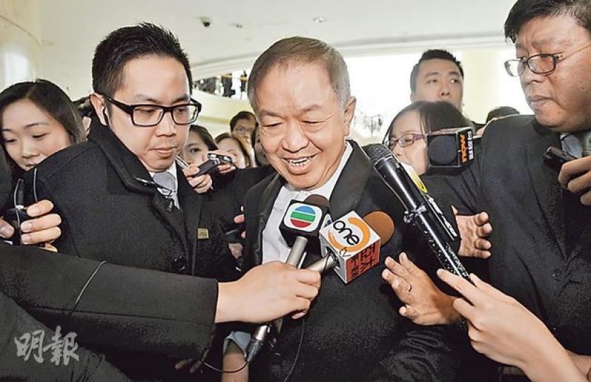 電能主席霍建寧後步出會場時遭大批傳媒包圍追訪，他坦言會上很多小股東不明白交易詳情，但強調分拆後電能將能持有600億至700億元的現金，電能今年分派的股息不會比去年少。（余俊亮攝）