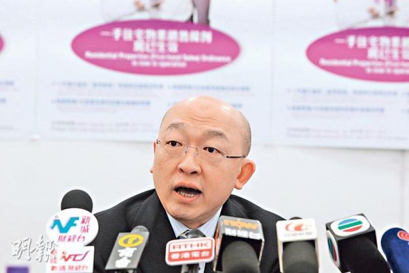 銷監局專員馮建業在記者會上卻舉出6項「不鼓勵」或有危險違反一手新例之售樓手法，當中包括發展商不應公布平均折實呎價。（李澤彤攝）
