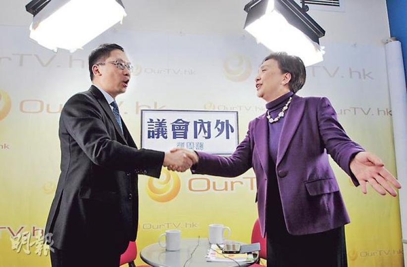 民主黨主席劉慧卿（右）昨在網台節目訪問律政司長袁國強（左）。節目中劉慧卿指袁說法「九唔搭八」，袁反駁對方「本末倒置」，一度激辯，但錄影前後氣氛甚好。（李澤彤攝）