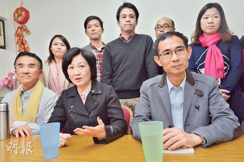 新民黨主席葉劉淑儀（前排中）和常務副主席田北辰（前排左），昨與公民力量執委會主席潘國山（前排右）及該組織多名區議員會面，會後潘國山說，公民力量19名區議員決定加入新民黨。（鄧宗弘攝）