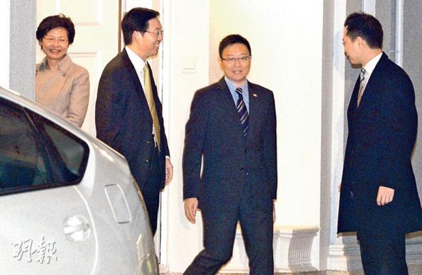 政務司長林鄭月娥（左一）昨晚在山頂官邸宴請17名立法會議員商討政改，出席議員包括保險界議員陳健波（左二）、公民黨陳家洛（右二）及其黨友法律界議員郭榮鏗（右一）等。（劉焌陶攝）
