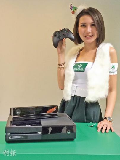 Xbox One的美國版售價為499美元，香港暫時只有水貨，約售5000港元。（簡一鋒攝）全新的Kinect 功能比上一代更強，準確度亦更高。（簡一鋒攝）主頁面與Win 8界面大同小異。（簡一鋒攝）「Snap」既能快速切換功能，亦可將畫面分割，讓你一邊打機一邊睇電視。（簡一鋒攝）Xbox Fitness是Xbox免費提供的其中一款健身教學app，可透過Kinect檢測動作是否準確。（簡一鋒攝）