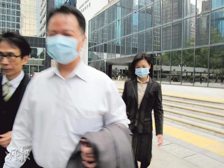 律師楊潤康(中)及楊妻羅婉清(右)否認包攬訴訟昨受審,他們原為避開記者拍攝而逗留在法院,最終戴上口罩離開。(羅慧茵攝) 律師楊潤康(中)及楊妻羅婉清(右)否認包攬訴訟昨受審,他們原為避開記者拍攝而逗留在法院,最終戴上口罩離開。(羅慧茵攝)