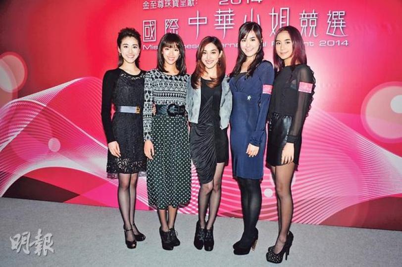 上屆華姐冠軍鄧佩儀(左起)、應屆港姐蔡思貝、陳凱琳、劉佩玥及歐陽巧瑩穿素服悼念六叔。(攝影/記者﹕陳釗) 上屆華姐冠軍鄧佩儀(左起)、應屆港姐蔡思貝、陳凱琳、劉佩玥及歐陽巧瑩穿素服悼念六叔。(攝影/記者﹕陳釗)