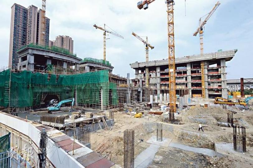 新地除計劃短期內開售錦田爾巒、粉嶺瓏山一號兩個新盤外，單位總數約2500伙的元朗YOHO Town3期（圖），亦有機會於今年內登場；項目暫時仍未申請預售。（葉家豪攝） 位處大埔鳳園、單位總數1071伙的嵐山1期，預料將成長實馬年頭炮，亦是該集團首個大型新盤。（林俊源攝）