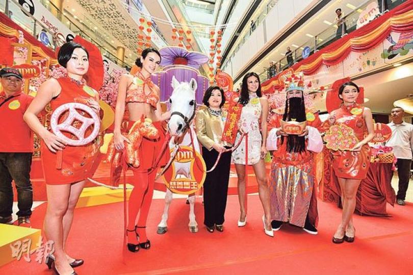 apm推廣主題係「駿馬躍動華麗園」，仲玩埋「引馬入室」，等市民可以喺室內拉着隻真馬影相，唔使吓吓影公仔咁悶吖嘛。（黃志東攝）