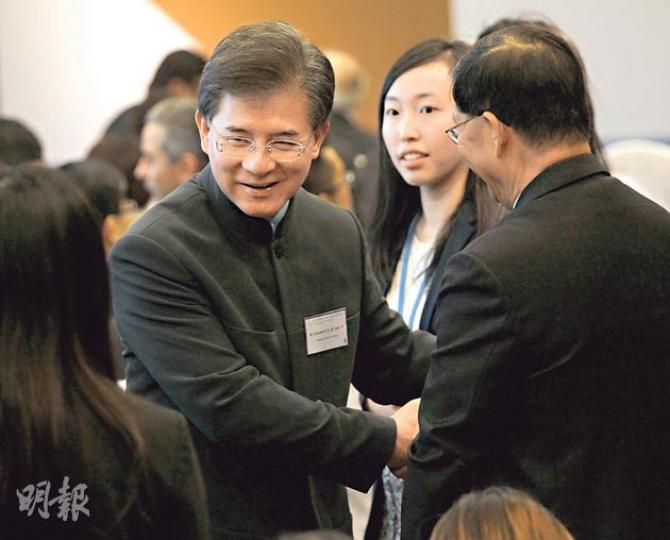 全國政協委員羅康瑞（左）昨出席科大一個論壇時形容，目前行政立法關係處於膠着狀態。他認為民主必然是解決方法的一部分，但不是靈丹妙藥。（李紹昌攝）