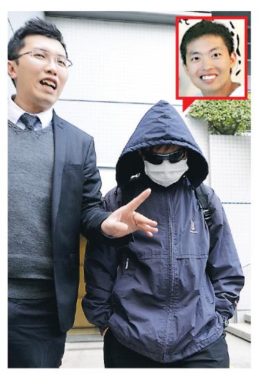 遭13歲事主形容為身材矮小的代課教師梁祐誠（右），昨戴上口罩及罩上風褸帽，由其代表律師（左）陪同離開九龍城裁判法院。小圖為被告在fb內「封面照片」的部分截圖。（葉家豪攝）