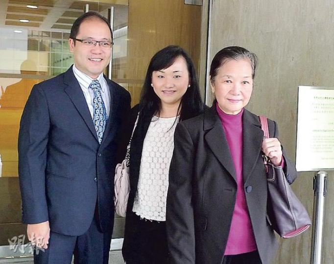 甘健成不幸在案件原審有裁決前突因病去世，昨日其次子甘崇轅（左）偕妻（中）和母親（右）到庭聽審。他曾打算另起爐灶，昨表示仍在港島區物色地點。（何偉畧攝）