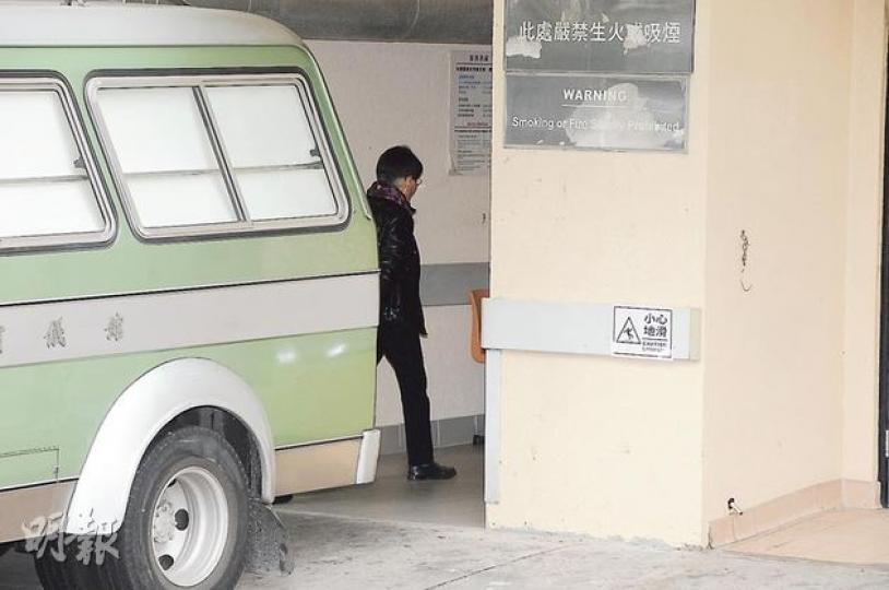 六嬸步入殮房親自領六叔遺體，工作人員預備了綠色靈車，將六叔遺體抬上車時，更由工作人員遮擋，免遺容曝光。（攝影﹕黃梓烜、孫華中） （攝影﹕黃梓烜、孫華中） 曹眾昨晚離開殯儀館時哭得眼腫鼻紅，對六叔逝世甚為悲痛。（攝影﹕黃梓烜、孫華中） 六叔虛齡107歲屬於笑喪，故他的大仔邵維銘昨晚為父親完成法事後，離開靈堂時面露笑容。（攝影﹕黃梓烜、孫華中） 六叔二子邵維鍾在親友相伴下抵達殯儀館。（攝影﹕黃梓烜、孫華中） 當靈車駛離醫院時，六嬸坐在小房車內，緊隨靈車護送。（攝影﹕黃梓烜、孫華中） 無綫行政主席梁乃