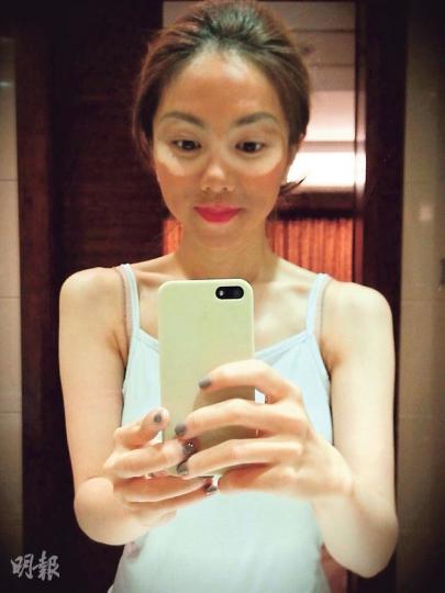 G.E.M.化黑臉妝，但雙眼四周塗白了，非常搞鬼。（微博圖片）