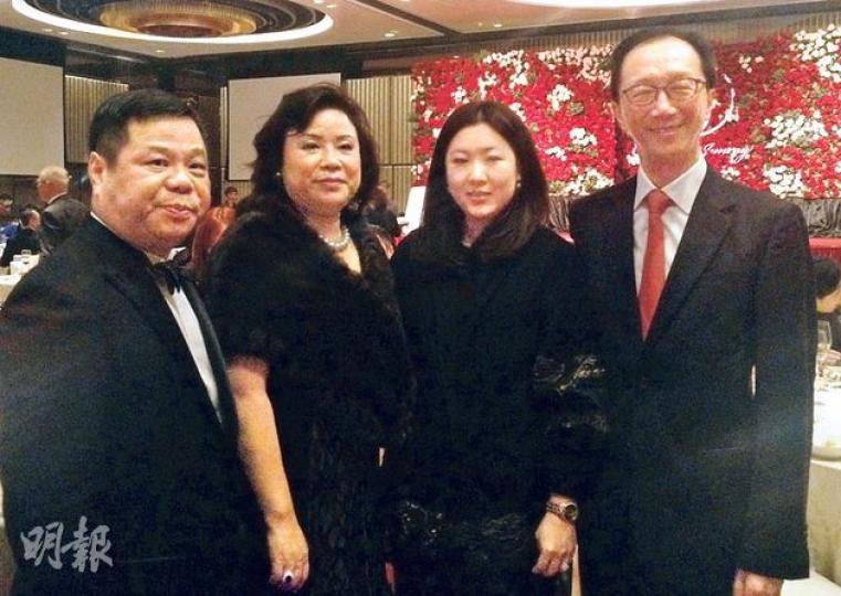 港區人代王庭聰(左一)嫁女,同佢一齊參與小母牛活動嘅前財爺梁錦松(右一)同太太伏明霞(右二)噚晚坐足全程兼滿場飛,兩對夫婦不忘合照。(何曉勤攝) 港區人代王庭聰(左一)嫁女,同佢一齊參與小母牛活動嘅前財爺梁錦松(右一)同太太伏明霞(右二)噚晚坐足全程兼滿場飛,兩對夫婦不忘合照。(何曉勤攝)