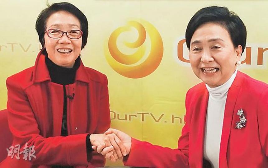 工聯會榮譽會長陳婉嫻(左)昨出席民主黨主席劉慧卿(右)網上電台節目《議會內外》時表示,政改諮詢開局較預期好,認為社會上有不少務實建議。(梁卓怡攝) 工聯會榮譽會長陳婉嫻(左)昨出席民主黨主席劉慧卿(右)網上電台節目《議會內外》時表示,政改諮詢開局較預期好,認為社會上有不少務實建議。(梁卓怡攝)