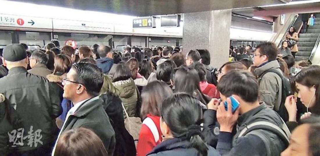 港鐵荃灣線太子至旺角站一段路軌出現信號故障,其間太子站月台迫滿候車乘客。(林智傑攝) 港鐵荃灣線太子至旺角站一段路軌出現信號故障,其間太子站月台迫滿候車乘客。(林智傑攝)