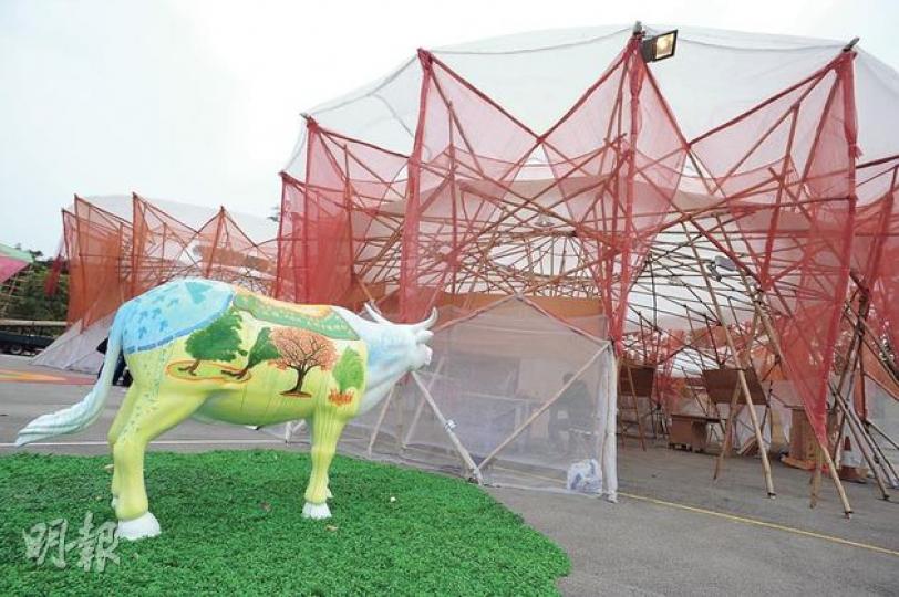 「許願林」戶外展覽館全以竹棚搭建,展出村民傳統用具及本地藝術家展品,館旁當作「吉祥物」的牛隻藝術品,表達昔日林村居民務農為生。(胡景禧攝) 展館展出村民「卜卜齋」的教科書,內容教授如何撰寫過繼書、買屋契,又有詩詞籲人戒酒,有逾數十年歷史。(胡景禧攝) 「許願林」戶外展覽館全以竹棚搭建,展出村民傳統用具及本地藝術家展品,館旁當作「吉祥物」的牛隻藝術品,表達昔日林村居民務農為生。(胡景禧攝) 展館展出村民「卜卜齋」的教科書,內容教授如何撰寫過繼書、買屋契,又有詩詞籲人戒酒,有逾數十年歷史。(胡景禧攝)