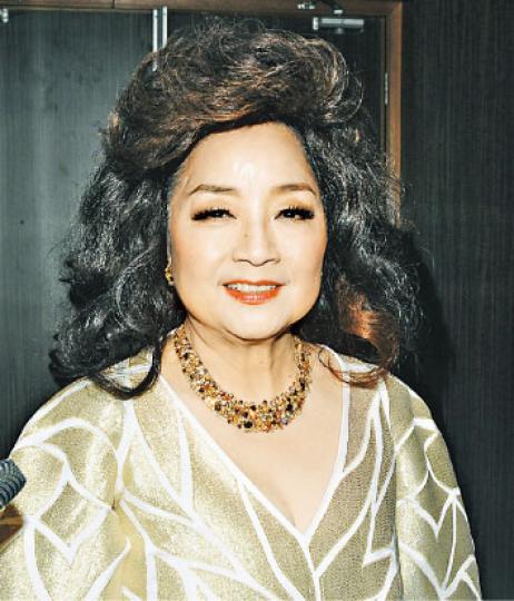 徐小鳳露出微微事業線被大讚性感。(攝影﹕娛樂組) 徐小鳳露出微微事業線被大讚性感。(攝影﹕娛樂組)