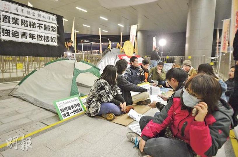 特首梁振英今日公布任內第二份《施政報告》，「青年拒當樓奴運動」十幾名成員昨晚在立法會廣場紮營集會，批評政府的房屋政策未能令年輕人踏上置業階梯。他們會留守至今日下午，直至梁振英宣讀《施政報告》完畢為止。（葉家豪攝）