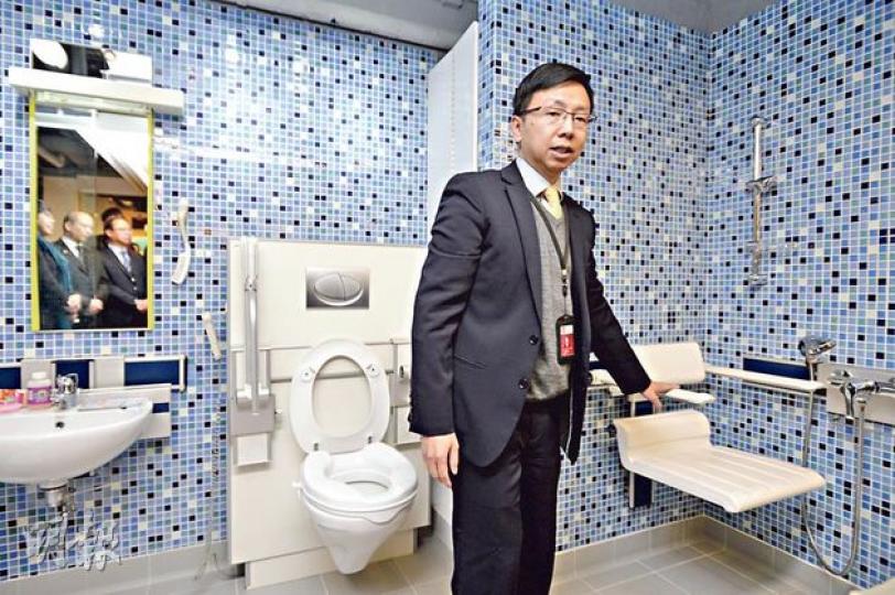 房協經理（長者服務）歐陽家裕舉例，在浴室設施加裝扶手，添置掛牆冲涼椅和廁板加高器等，可便利長者梳洗，減低受傷風險。（葉家豪攝）