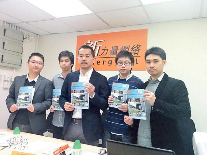 新力量網絡副主席方志恒（右一）建議決策局長直接委任智囊組成「政策顧問委員會」以精簡諮詢架構。圖為成員展示最新研究報告。（梁卓怡攝） （明報製圖）