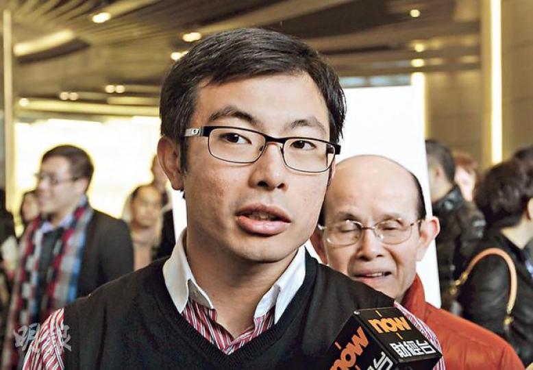 睇樓客看法﹕昨日到場登記入市馬鞍山新盤迎海•星灣的王先生認為，雖然政府大力增加土地供應，但他估計美國的加息周期起碼要到2016年才會開始，因此並不擔心樓價會下跌。（李澤彤攝） 睇樓客看法﹕即將新婚的溫先生表示，不擔心樓價會因為政府增加房屋供應而下跌，但就稱政府的施政報告中缺乏對上車客的援助，例如提供首置人士津貼。（李澤彤攝）