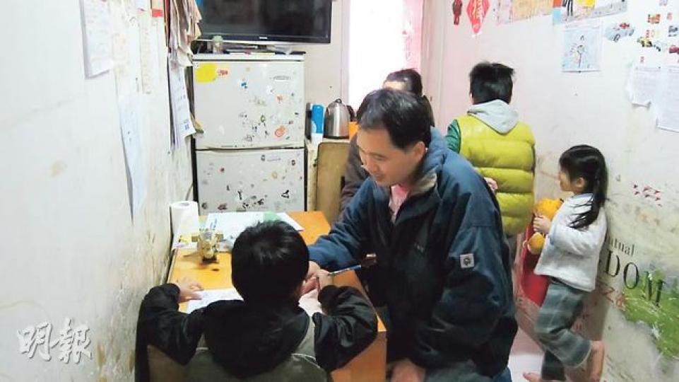 任職中港貨車司機的謝先生（中）與太太育有3名子女，居於深水埗劏房，每月靠1.9萬元收入生活，他希望利用「低收入在職家庭補貼」為子女報讀興趣班。（邱雅錡攝）