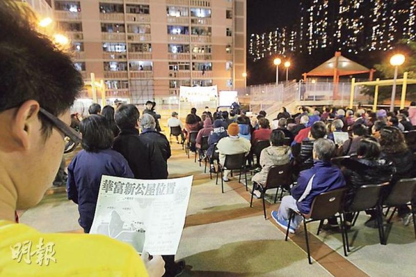 《施政報告》提出未來會重建有47年樓齡的華富邨。立法會議員單仲偕及南區區議員柴文瀚昨晚舉行居民大會，並向居民派發單張講解未來新屋邨的擬建位置，有近百名居民出席。（李澤彤攝）