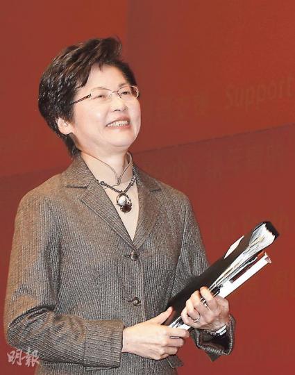 政務司長林鄭月娥表示，《施政報告》建議的低收入在職家庭津貼，可令逾20萬戶共71萬人受惠，當中3.83萬戶更可因而脫貧，令整體貧窮率由15.2%減至13.1%。（李紹昌攝） 關注基層住屋問題聯席昨日到立法會抗議，要求設立租管和增建公屋，批評特首梁振英發表的施政報告沒解決基層住屋問題。（余俊亮攝）
