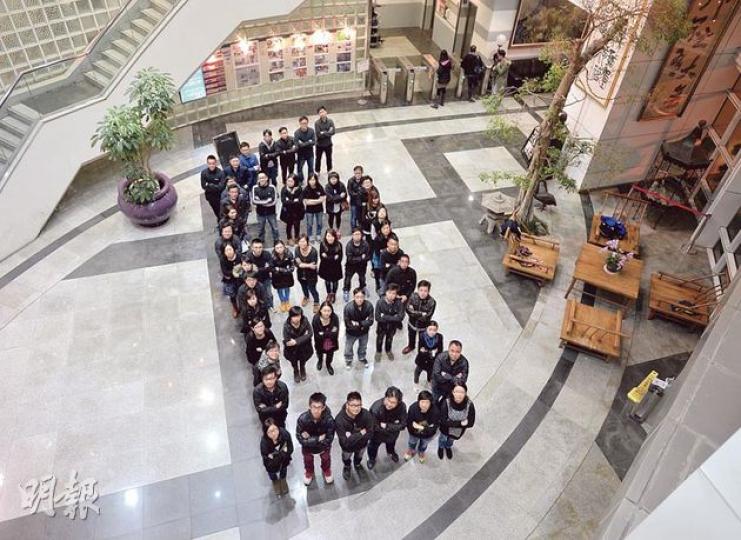 壹傳媒工會（上圖）及港台節目製作人員工會（下圖）發起「黑衣撐自由」聯合行動，共約100名業界人士穿上黑衣砌出「自」、「由」二字，表達對新聞自由、編輯自主的支持。（盧翊銘攝）