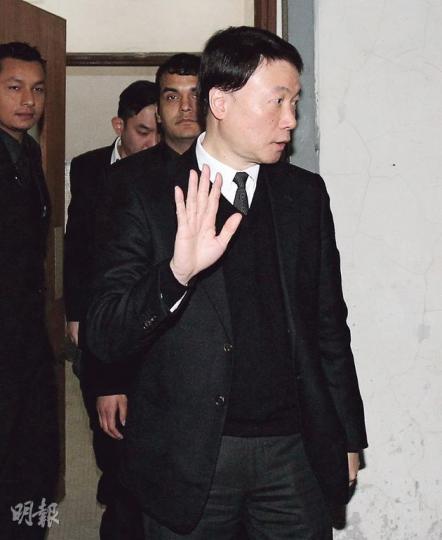 本來選擇不作供的羅傑承（圖），昨在法官的邀請下發表感想，指自己一向守法，是清白的，但過去兩年因此案受盡批評，但相信付出的代價值得，望法庭還他公道。（林俊源攝） 審訊於昨早9時45分開始，被告華人置業主席「大劉」劉鑾雄的女友呂麗君（圖）續到場聽審，但因被告眾多及陳辭冗長，呂聽至晚上8時許便離開，審訊至9時許才完結。（林俊源攝）