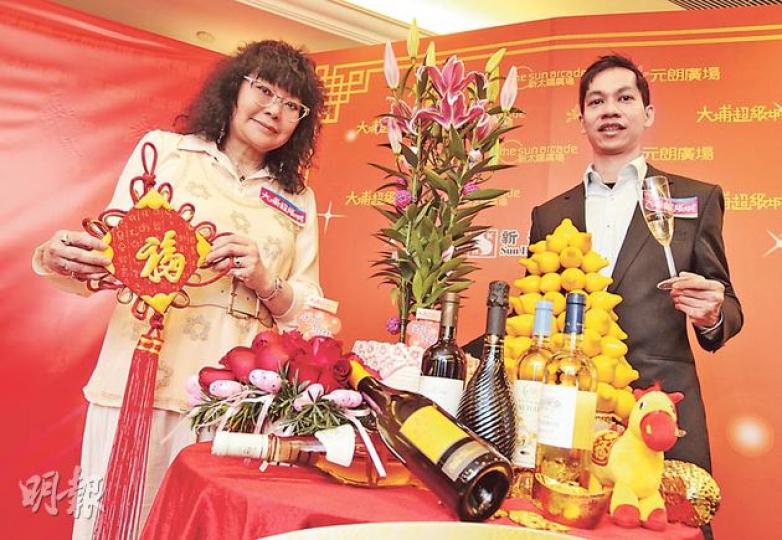 香港鮮花零售業協會主席謝黃小燕（左）表示，今年中西方情人節為同一日，男士應最少早一星期預訂玫瑰才確保能買得到；餐酒專家盧敏釗（右）指出，情人節及農曆新年這些喜慶節日較適合喝甜酒、有汽紅酒及玫瑰酒等一類較易入口的餐酒。（李澤彤攝）
