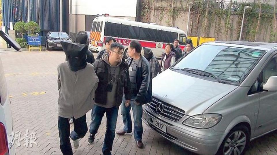 行動中警方拘捕15名疑犯，他們均以涉嫌串謀詐騙、盜竊罪名被帶署調查。（林智傑攝）