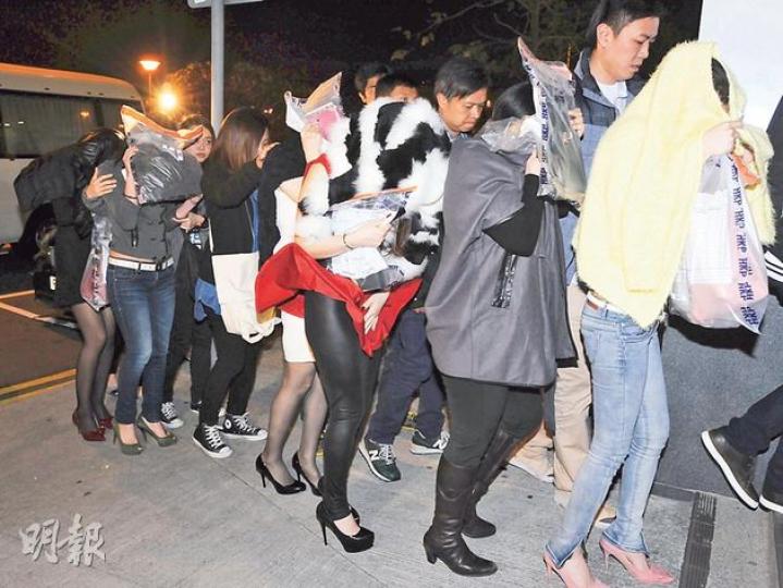 涉嫌於蘭桂坊兜客賣淫的9名女子全部衣著光鮮,打扮如辦公室女郎,亦不乏身穿名牌衣物者。(樊銳昌攝)警方經長時間部署,「放蛇」洋警官取得賣淫集團王姓女主腦(前左)信任。她前晚落網時雙手掩臉,由探員帶署調查。(樊銳昌攝) 涉嫌於蘭桂坊兜客賣淫的9名女子全部衣著光鮮,打扮如辦公室女郎,亦不乏身穿名牌衣物者。(樊銳昌攝)警方經長時間部署,「放蛇」洋警官取得賣淫集團王姓女主腦(前左)信任。她前晚落網時雙手掩臉,由探員帶署調查。(樊銳昌攝)