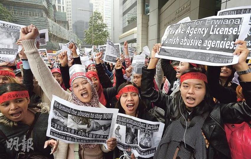 外傭團體發起遊行，聲援受襲印傭Erwiana，有過百團體響應，數千人高呼「Justice for Erwiana」，冀為Erwiana討回公道。（余俊亮攝）稱曾被Erwiana僱主虐待的女傭Susi（戴口罩者）昨報警，並透露被該僱主逼令自殺。（張煒明攝）